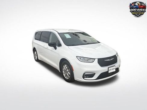 Used 2024 Chrysler Pacifica Touring-L FWD image 7