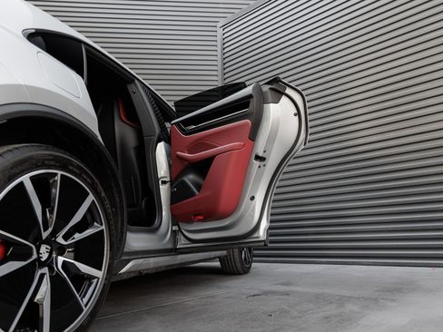 Used 2025 Porsche Macan 4S Electric image 32