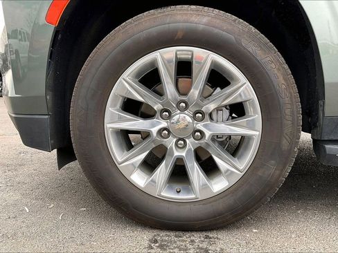 Used 2023 Chevrolet Suburban Premier image 2