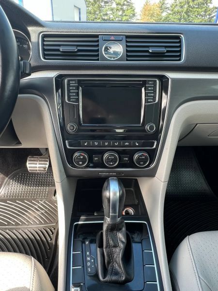 Used 2017 Volkswagen Passat 1.8T R-Line FWD image 32