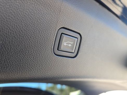 Used 2023 Buick Enclave Essence image 11