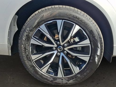 Used 2025 Volvo XC60 B5 Plus AWD/4WD image 9