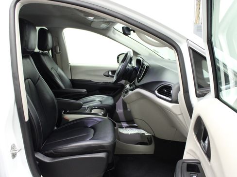 Used 2024 Chrysler Pacifica Touring-L FWD image 17