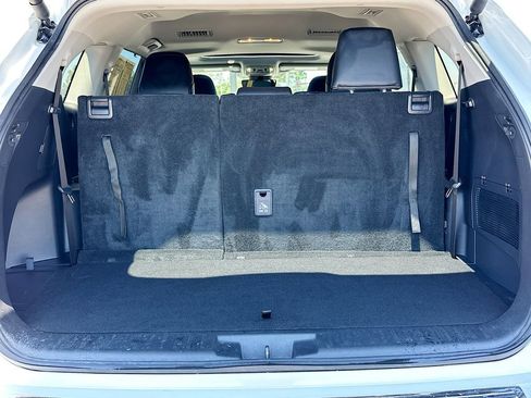 Used 2025 Toyota Highlander XLE AWD/4WD image 16