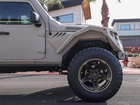 Used 2023 Jeep Gladiator Sport image 11