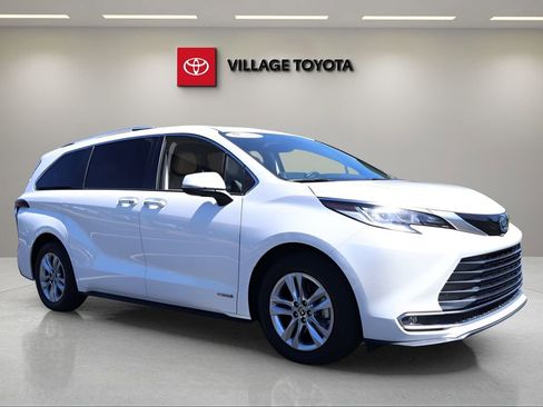 Certified 2021 Toyota Sienna Limited FWD image 7