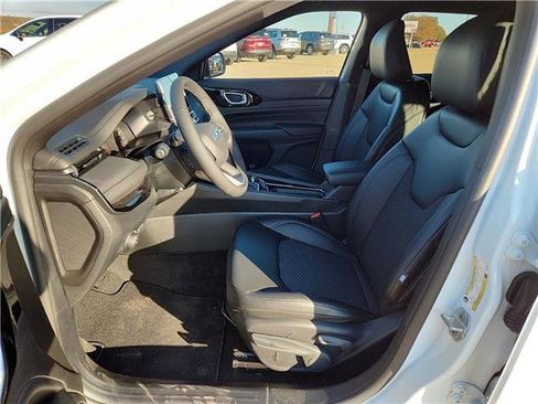 New 2026 Jeep Compass Latitude image 11