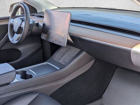 Used 2024 Tesla Model Y 2WD image 27