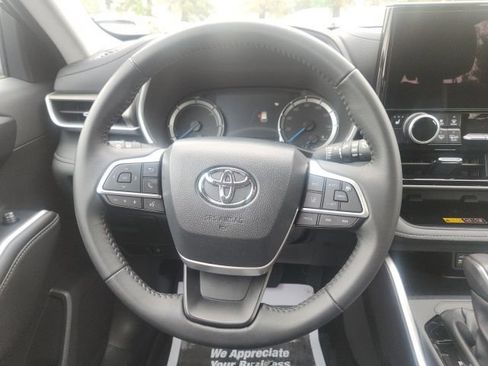 Certified 2025 Toyota Highlander XLE AWD/4WD image 9