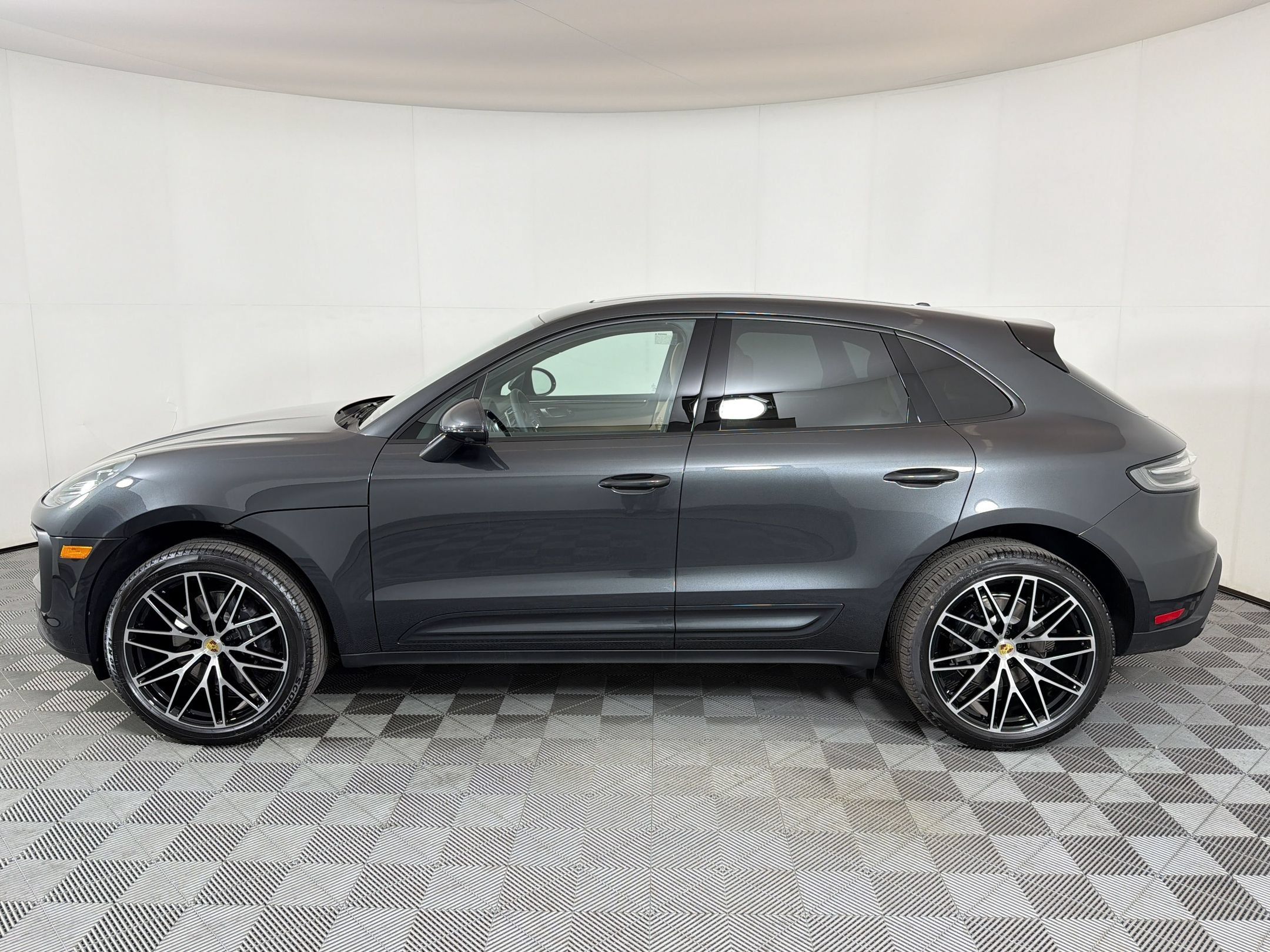 Used 2026 Porsche Macan AWD/4WD image 2
