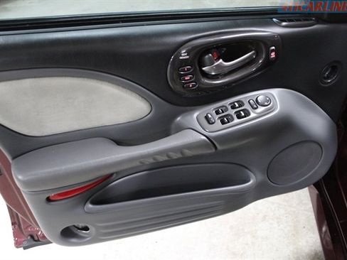 Used 2005 Pontiac Bonneville GXP image 8