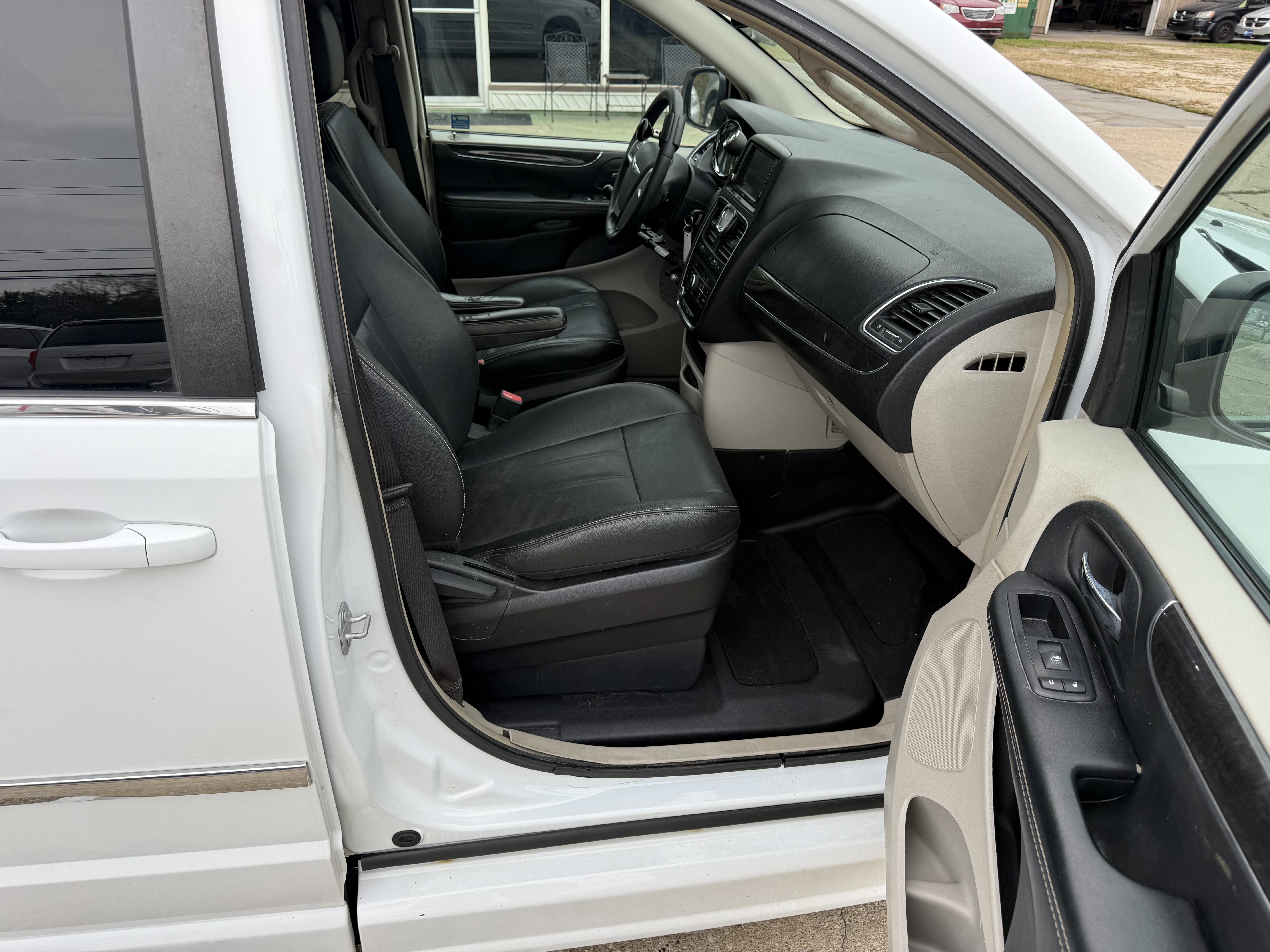 Used 2016 Chrysler Town & Country Touring FWD image 12