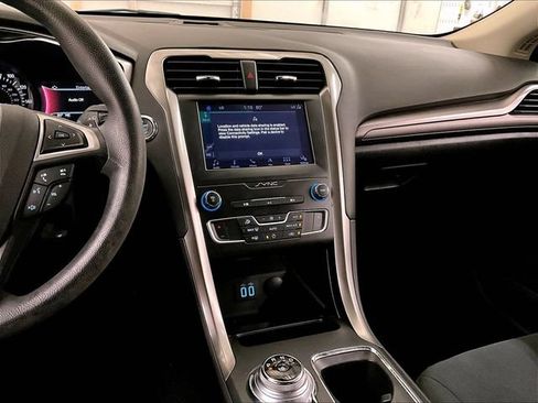 Used 2019 Ford Fusion SE FWD image 6