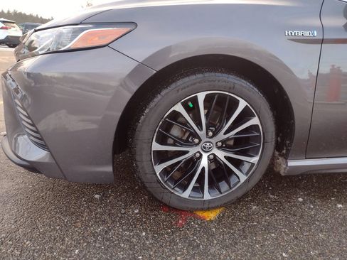 Used 2019 Toyota Camry SE image 2