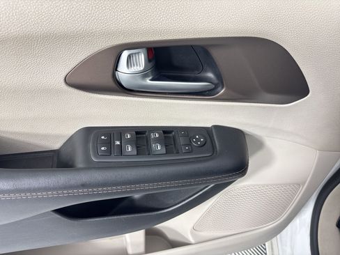 Used 2018 Chrysler Pacifica Touring-L image 18