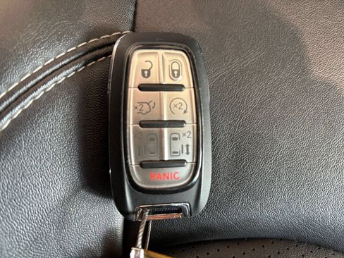 Used 2025 Chrysler Pacifica Select FWD image 23