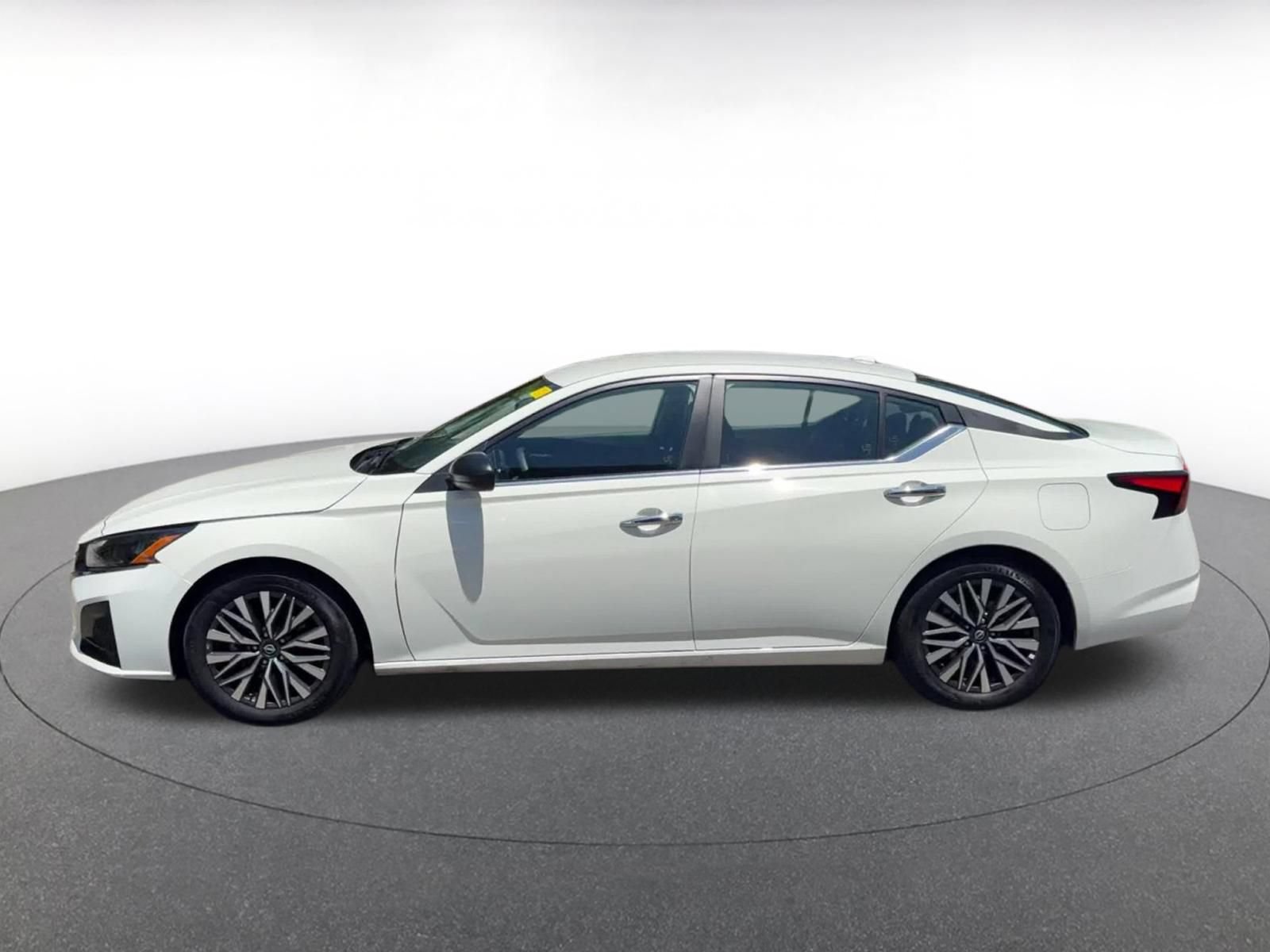 Used 2025 Nissan Altima 2.5 SV FWD image 7