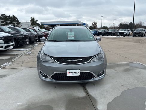 Used 2019 Chrysler Pacifica Touring-L image 12