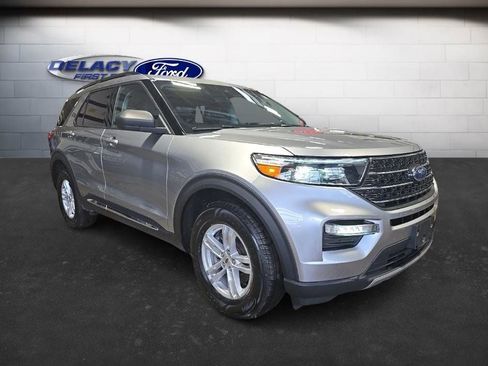 Used 2022 Ford Explorer XLT w/ Equipment Group 202A image 7