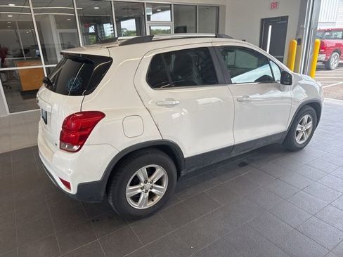Used 2017 Chevrolet Trax LT FWD image 3