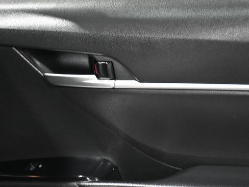 Used 2018 Toyota Camry LE FWD image 37