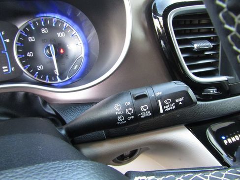 Used 2022 Chrysler Voyager LX FWD image 12