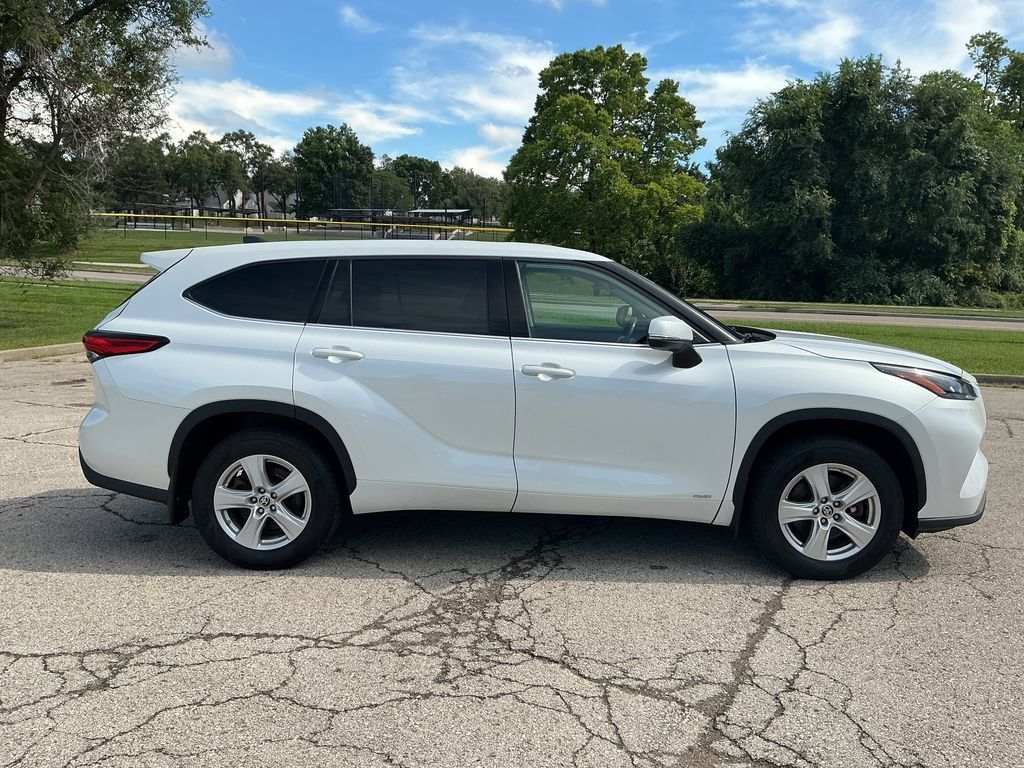Used 2022 Toyota Highlander LE AWD/4WD image 9