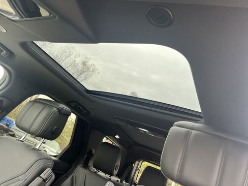 New 2025 Land Rover Discovery Metropolitan Edition image 12