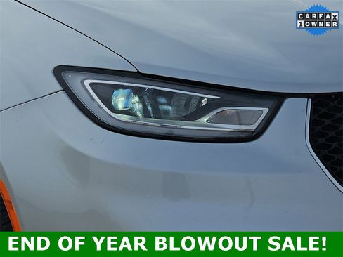 Used 2024 Chrysler Pacifica Touring-L image 8