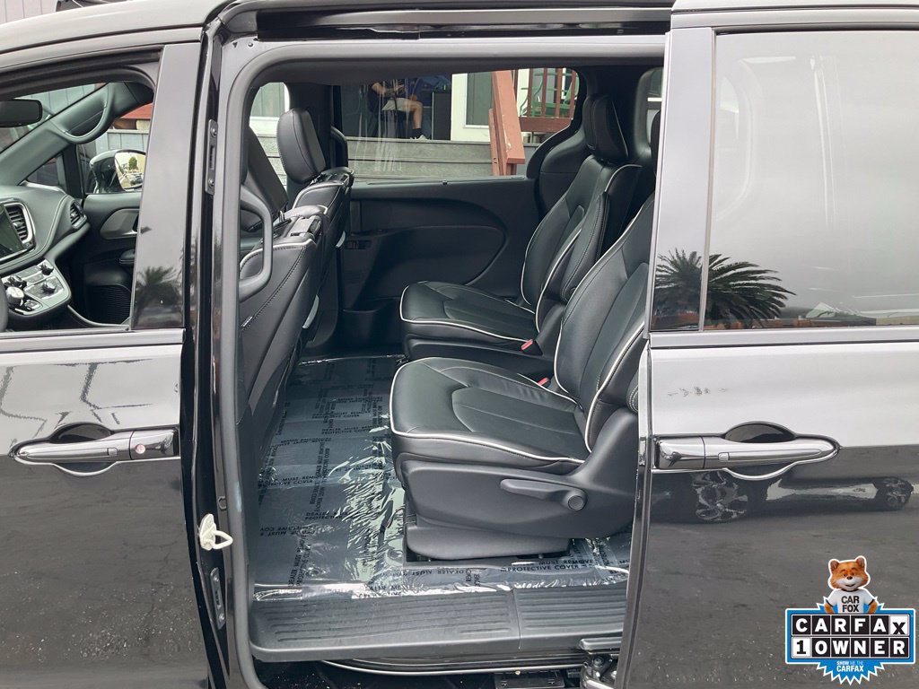 Used 2023 Chrysler Pacifica Limited w/ Uconnect Theater Family Group FWD image 7