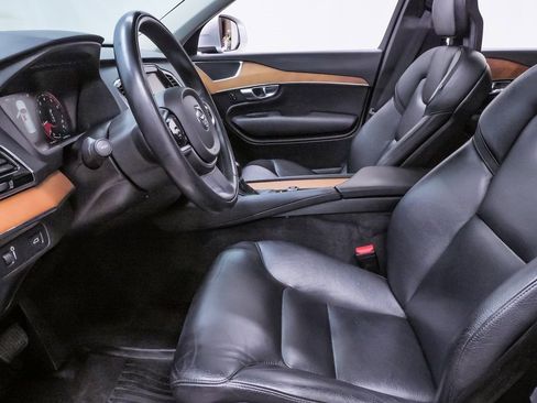 Used 2021 Volvo XC90 T6 Momentum w/ Advanced Package image 9