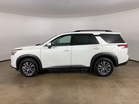 Used 2025 Nissan Pathfinder SV image 18