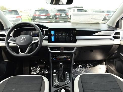 New 2026 Volkswagen Taos SE image 7