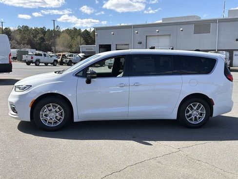 New 2026 Chrysler Pacifica Select FWD image 10