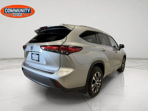 Used 2020 Toyota Highlander XLE AWD/4WD image 7