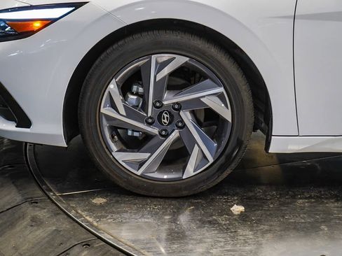 Used 2025 Hyundai Elantra SEL image 9