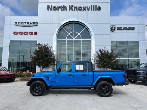 Used 2024 Jeep Gladiator Sport AWD/4WD image 2