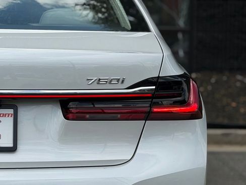 Used 2022 BMW 750i xDrive w/ Luxury Rear Seating Package image 16