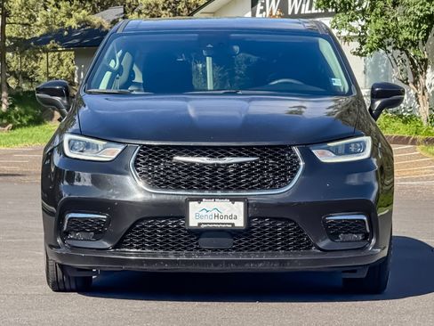 Used 2023 Chrysler Pacifica Touring-L FWD image 10