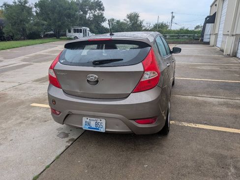 Used 2013 Hyundai Accent SE FWD image 2