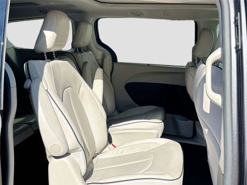 Used 2021 Chrysler Pacifica Limited image 32