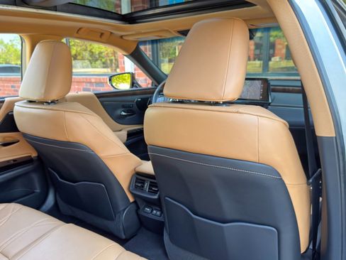 Used 2022 Lexus ES 350 Ultra Luxury w/ Accessory Package 2 image 42