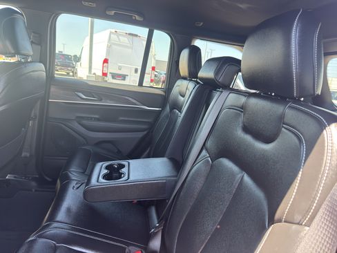Used 2024 Jeep Grand Cherokee Limited AWD/4WD image 34