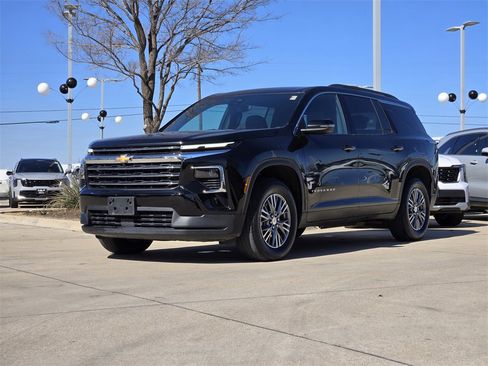 Used 2025 Chevrolet Traverse LT image 2