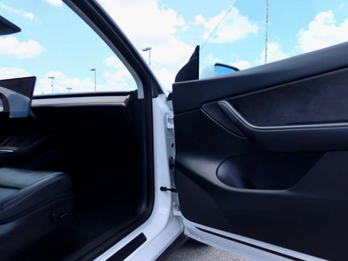 Used 2021 Tesla Model Y Long Range AWD/4WD image 15