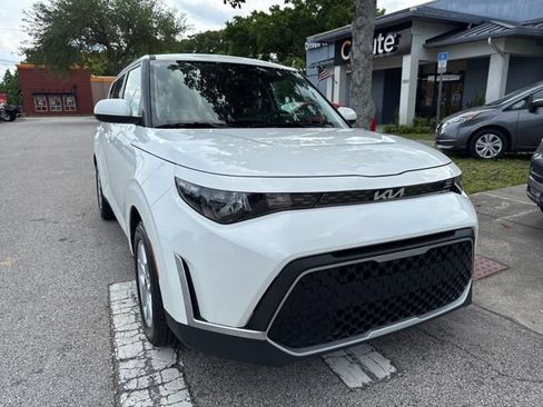 Used 2025 Kia Soul LX w/ LX Technology Package FWD image 2