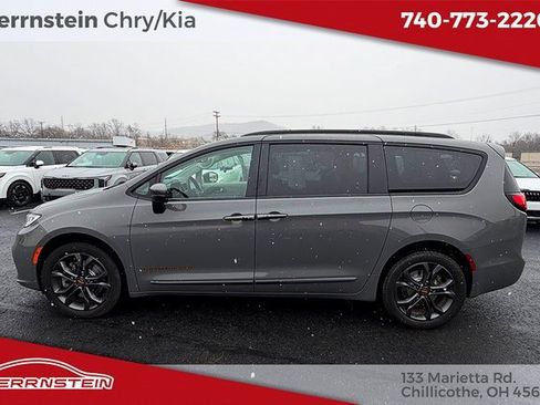 Used 2023 Chrysler Pacifica Touring-L w/ Road Tripper Package image 4