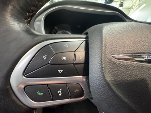 Used 2020 Chrysler Pacifica Touring w/ Cold Weather Group FWD image 20