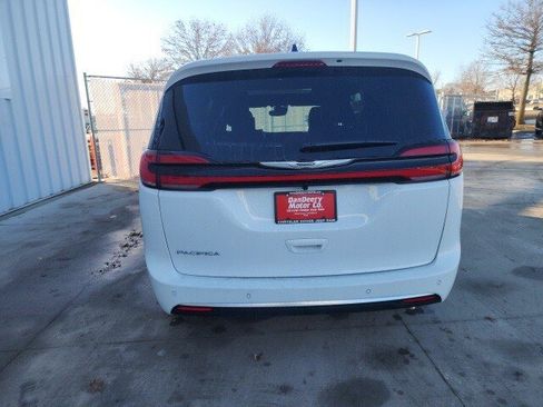 New 2026 Chrysler Pacifica Pinnacle image 24