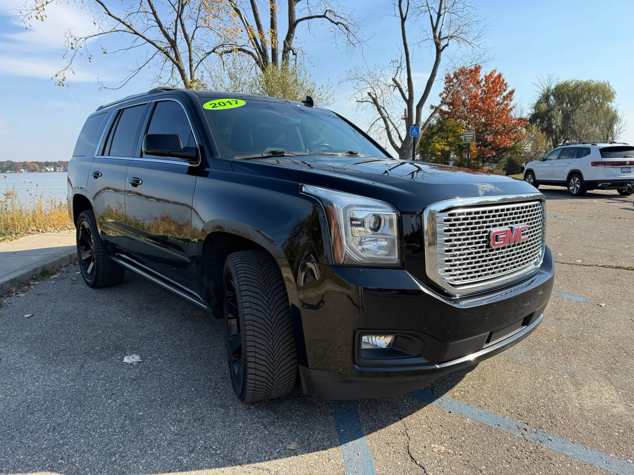Used 2017 GMC Yukon Denali AWD/4WD image 2